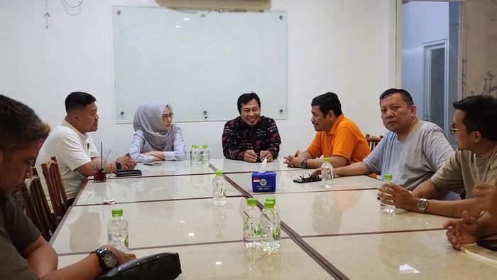 Ketua DPD PKS Makassar Anwar Faruq bersama Ketua NasDem Makassar Andi Rachmatika Dewei bertemu membahas soal Pilwalkot Makassar.