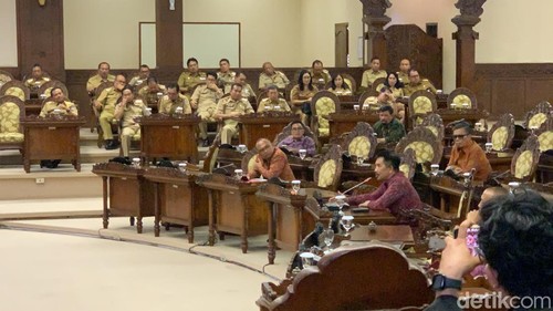 Ketua Komisi I DPRD Bali I Nyoman Budi Utama (kanan) dan Ketua Pansus LKPJ Gubernur Bali Gede Kusuma Putra saat rapat paripurna DPRD Provinsi Bali ke-8 di gedung DPRD Bali, Denpasar, Senin (22/4/2024). (Foto: Rizki Setyo/detikBali)