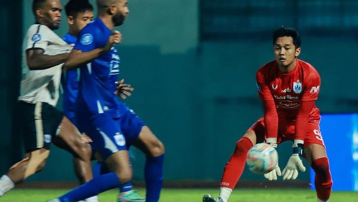 Kiper PSIS, Risky Darmawan tampil apik dalam laga PSIS melawan Rans, Senin (22/4/2024).