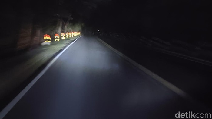 Kondisi Jalan Jogja-Wonosari di hutan Bunder, Gunungkidul, yang gelap gulita.