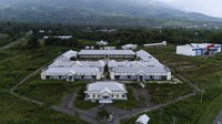 Foto udara suasana Pasar Modern Saruma di Desa Tuwokona, Pulau Bacan, Kabupaten Halmahera Selatan, Maluku Utara Senin (22/4/2024).