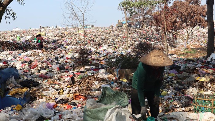 Kondisi sampah menumpuk di TPA Tanjungrejo Kudus, Senin (22/4/2024).