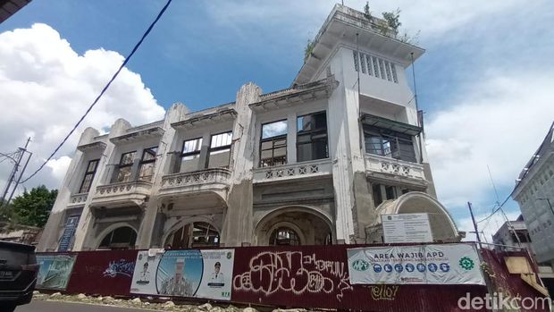 Kondisi terkini Gedung Warenhuis yang tengah dilakukan proses revitalisasi oleh Pemkot Medan. (Elisabeth Christina/detikSumut)
