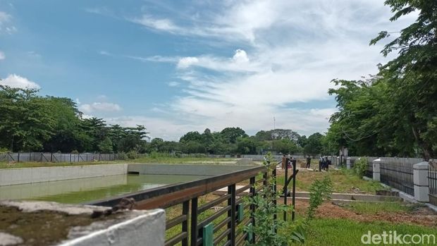 Kondisi terkini proyek pembangunan Kolam Retensi di USU, Senin (22/4). (Eisabeth Christina/detikSumut)