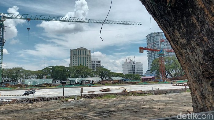 Kondisi terkini proyek pembangunan revitalisasi Lapangan Merdeka Medan. (Elisabeth Christina/detikSumut)