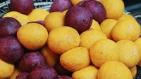 Bolled Bola Ubi Kopong di Grogol, Jakarta Barat punya topping saus yang lengkap ada green tea, strawberry, cokelat untuk bola kopongnya. Harganya dari Rp 10.000 saja. Foto: Pool/Site Culinary