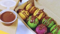 Kue Bola Ubi di kawasan Setiabudi, Jakarta Selatan harganya Rp 20.000 per 10 pcs. Bisa pakai topping gula halus atau bubuk Millo lho. Foto: Pool/Site Culinary