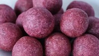 Di kawasan Duri Kepa, Jakarta Barat, ada gerai Bola Ubi Kopong Pang Ping Pong yang menjual bola ubi kopong ungu dengan harga Rp 25.000 isi 10 pcs. Foto: Pool/Site Culinary