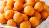 Di kawasan Meruya, Jakarta Barat ada Bolled Sapporo yaitu gerai yang jual bola ubi kopong tabur millo dengan harga Rp 20.000 dapat 10 pcs. Foto: Pool/Site Culinary