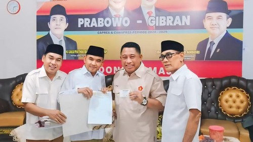 Lalu Budi Suryata (tengah) saat menerima KTA dan mengenakan baju Partai Gerindra di Kantor DPC Partai Gerindra Sumbawa, Senin (22/4/2024) pagi. (Dok. DPD Gerindra NTB)