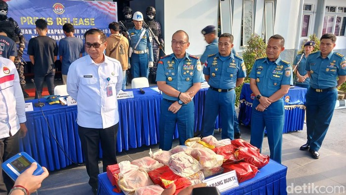 Lantamal IV Gagalkan Penyelundupan PMI ilegal dan Sabu dari Malaysia. (Alamudin/detikcom)