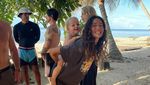 Potret Vokalis Red Hot Chili Peppers Nyantai Bareng Warlok Mentawai