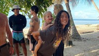 Dalam foto lain, Kiedis terlihat asyik menikmati waktu dengan mengobrol bersama temannya. Selama liburan di Mentawai, Kiedis menginap di Botik Resort. (@emilyyoga_/Instagram)