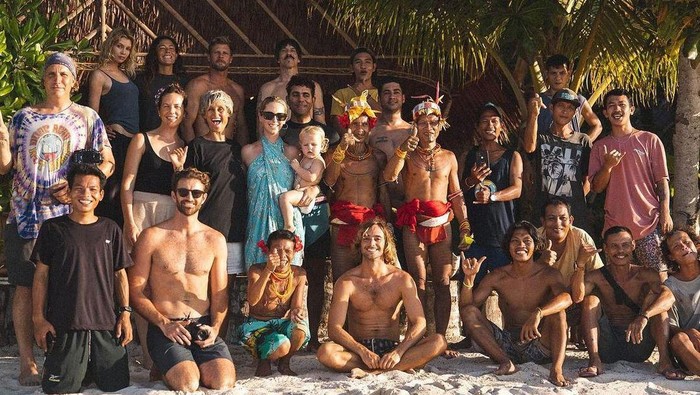 Liburan Anthony Kiedis di Mentawai
