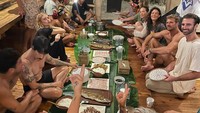 Selama liburan di Mentawai, Kiedis makan dengan cara botram alias beramai-ramai di atas alas daun pisang bersama teman-temannya. Seru banget! (@emilyyoga_/Instagram)