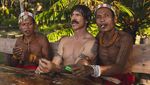 Potret Vokalis Red Hot Chili Peppers Nyantai Bareng Warlok Mentawai