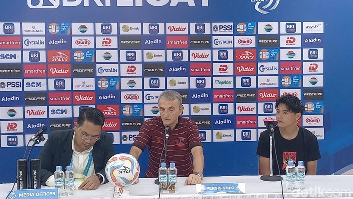 Pelatih Persis Solo Milomir Seslija saat konferensi pers di Stadion Manahan Solo, Senin (22/4/2024).