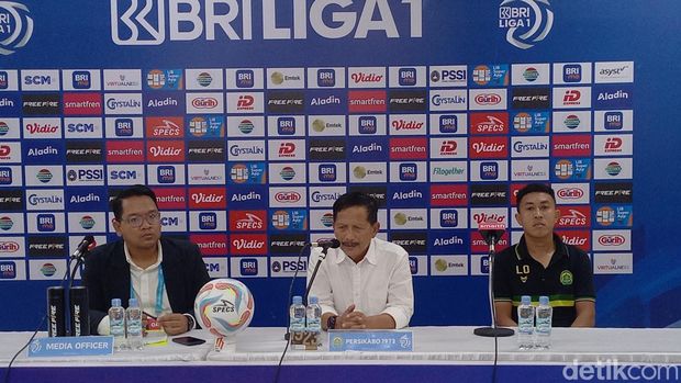 Pelatih Persikabo 1978, Djadjang Nurdjaman saat konferensi pers di Stadion Manahan Solo, Senin (22/4/2024).