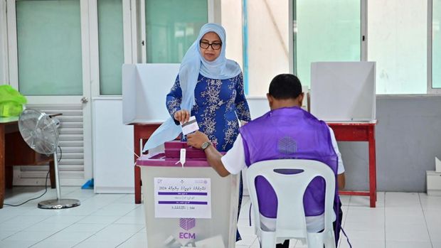 A woman casts her vote at a polling station in Male, India, Sunday, April 21, 2024. Maldivians are voting in parliamentary elections, in a ballot crucial for President Mohamed Muizzu, whose policies are keenly watched by India and China as they vie for influence in the archipelago nation. (AP Photo/Mohamed Sharuhaan)