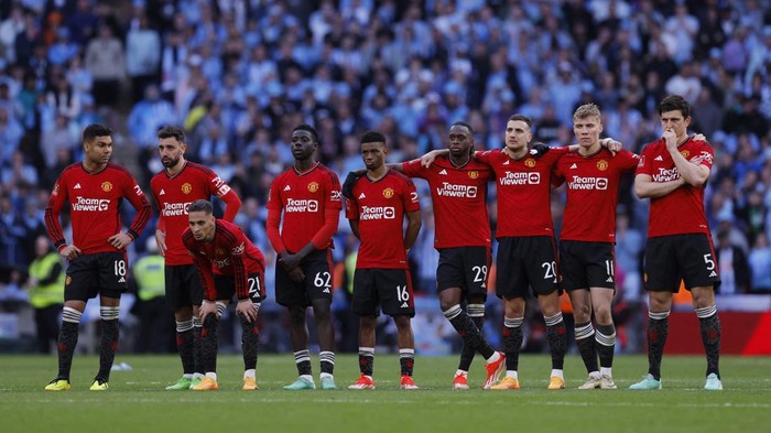 Soccer Football - FA Cup - Semi Final - Coventry City v Manchester United - Wembley Stadium, London, Britain - April 21, 2024  Manchester United players line up during the penalty shootout Action Images via Reuters/Andrew Couldridge
