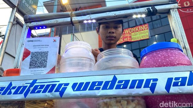 Mas Efan penjual sekoteng ikuti zaman dengan sediakan QRIS untuk pembayaran.