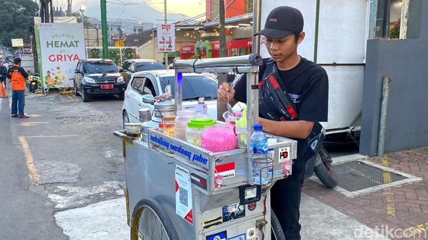 Mas Efan penjual sekoteng ikuti zaman dengan sediakan QRIS untuk pembayaran.
