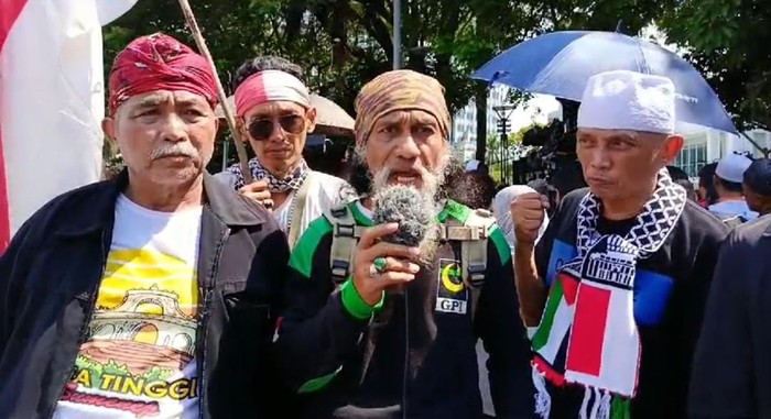 Massa dari Aksi Bersama Rakyat Berdaulat meninggalkan kawasan Patung Kuda Jakarta Pusat pukul 17.30 WIB. Mereka menyatakan menerima putusan MK.