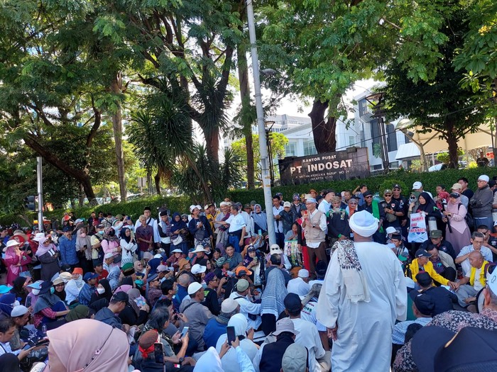 Massa Aksi Bersama Rakyat Berdaulat Terima Putusan MK Massa dari Aksi Bersama Rakyat Berdaulat meninggalkan kawasan Patung Kuda Jakarta Pusat pukul 17.30 WIB. Mereka menyatakan menerima putusan MK.
