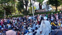 Massa demo pendukung Paslon 01 Anies Baswedan - Muhaimin Iskandar dan 03 Ganjar - Mahfud yang tergabung dalam Aksi Bersama Rakyat Berdaulat di kawasan Patung Kuda Monas, Jakarta Pusat berangsur membubarkan diri pada Senin, 22 April sore sekitar pukul 17.15 WIB.