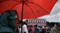 Massa aksi dari pendukung 01 dan 03 masih bertahan di lokasi untuk menunggu hasil sidang putusan Sengketa Pilpres MK hari ini.