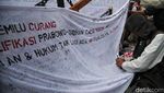 Massa Demo Masih Bertahan di Patung Kuda