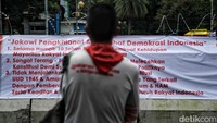 TMC Polda Metro Jaya mengatakan demo terjadwal dari pagi hingga sore hari ini. Demo di sekitar MK akan digelar mulai pukul 08.00 hingga 18.00 WIB.