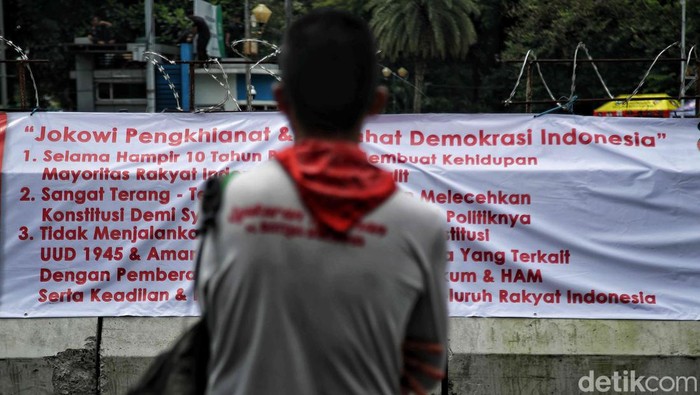 Massa Demo Masih Bertahan di Patung Kuda Massa Demo Masih Bertahan di Patung Kuda