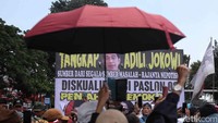 Massa aksi melakukan unjuk rasa di kawasan Patung Kuda, Jakarta Pusat, Senin (22/4/2024).