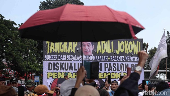 Massa Demo Masih Bertahan di Patung Kuda Massa Demo Masih Bertahan di Patung Kuda