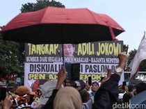 Massa Demo Masih Bertahan di Patung Kuda