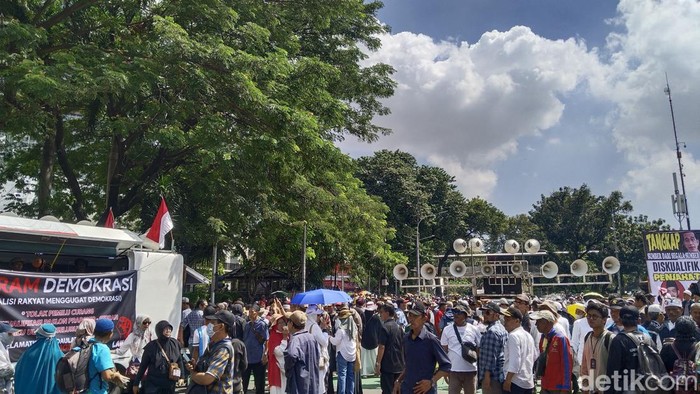 Massa di Patung Kuda ikut menyimak sidang putusan MK melalui pengeras suara di mobil komando.