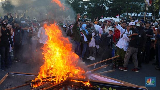 Massa melakukan aksi bakar spanduk saat mengawal sidang pembacaan putusan sengketa Pemilu dan Pilpres 2024 di Bundaran Patung Kuda, Jakarta Senin (22/4/2024). (CNBC Indonesia/Faisal Rahman)