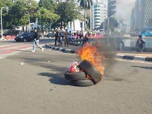 Massa Pedemo di Patung Kuda Bakar Ban dan Poster Gambar 9 Hakim MK