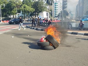 Massa Pedemo di Patung Kuda Bakar Ban dan Poster Gambar 9 Hakim MK