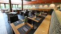 Beralih dari lounge, hotel ini punya ruang makan yang luas dan elegan.