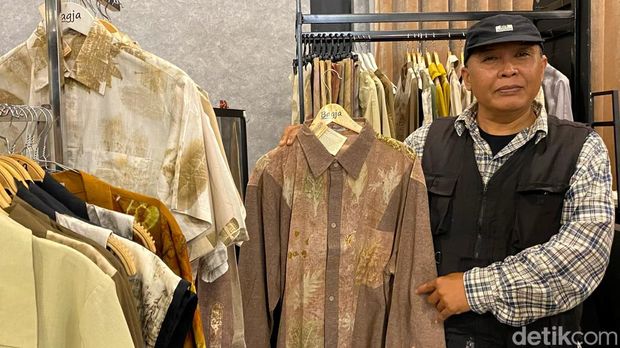 Melihat pakaian dengan warna dan motif dari ecoprint yang ramah lingkungan dari Bandung.