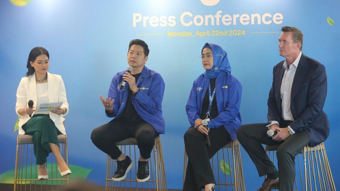 Mendukung Pariwisata Berkelanjutan di Hari Bumi (Kiri-Kanan) Gaery Undarsa, Co-Founder & Chief Marketing Officer tiket.com
, Cisyelya Bunyamin, SVP of Accommodation tiket.com
, John Flood, Chief Executive Officer of Archipelago International saat peluncuran tiket Green di Jakarta, Senin (22/4/2024).