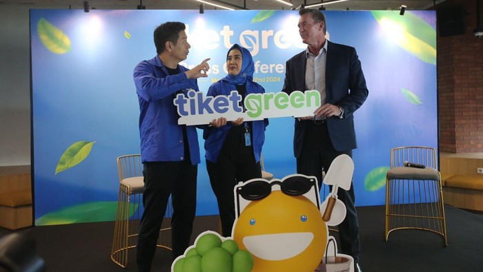 (Kiri-Kanan) Gaery Undarsa, Co-Founder & Chief Marketing Officer tiket.com
, Cisyelya Bunyamin, SVP of Accommodation tiket.com
, John Flood, Chief Executive Officer of Archipelago International saat peluncuran tiket Green di Jakarta, Senin (22/4/2024).