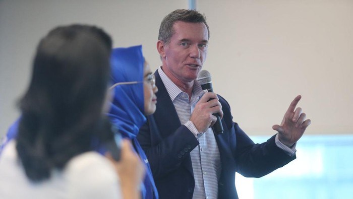 (Kiri-Kanan) Gaery Undarsa, Co-Founder & Chief Marketing Officer tiket.com
, Cisyelya Bunyamin, SVP of Accommodation tiket.com
, John Flood, Chief Executive Officer of Archipelago International saat peluncuran tiket Green di Jakarta, Senin (22/4/2024).