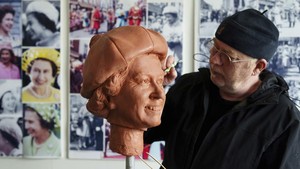 Edwards yang karya sebelumnya termasuk patung terkenal Beatles di Pier Head Liverpool, mendasarkan patung tersebut pada foto-foto kunjungan mendiang Ratu ke Newcastle-under-Lyme sebagai bagian dari perayaan ulang tahun ke-800 Borough pada tahun 1973.