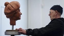 Mengintip Pembuatan Patung Ratu Elizabeth II Senilai Ratusan Juta Rupiah Mengintip Pembuatan Patung Ratu Elizabeth II Senilai Ratusan Juta Rupiah