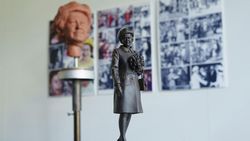 Mengintip Pembuatan Patung Ratu Elizabeth II Senilai Ratusan Juta Rupiah