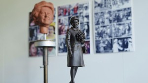Patung ini diharapkan selesai pada bulan September dan akan di pajang di Queens Garden, menghadap patung nenek buyut Ratu Elizabeth, Ratu Victoria.