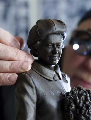 Mengintip Pembuatan Patung Ratu Elizabeth II Senilai Ratusan Juta Rupiah
